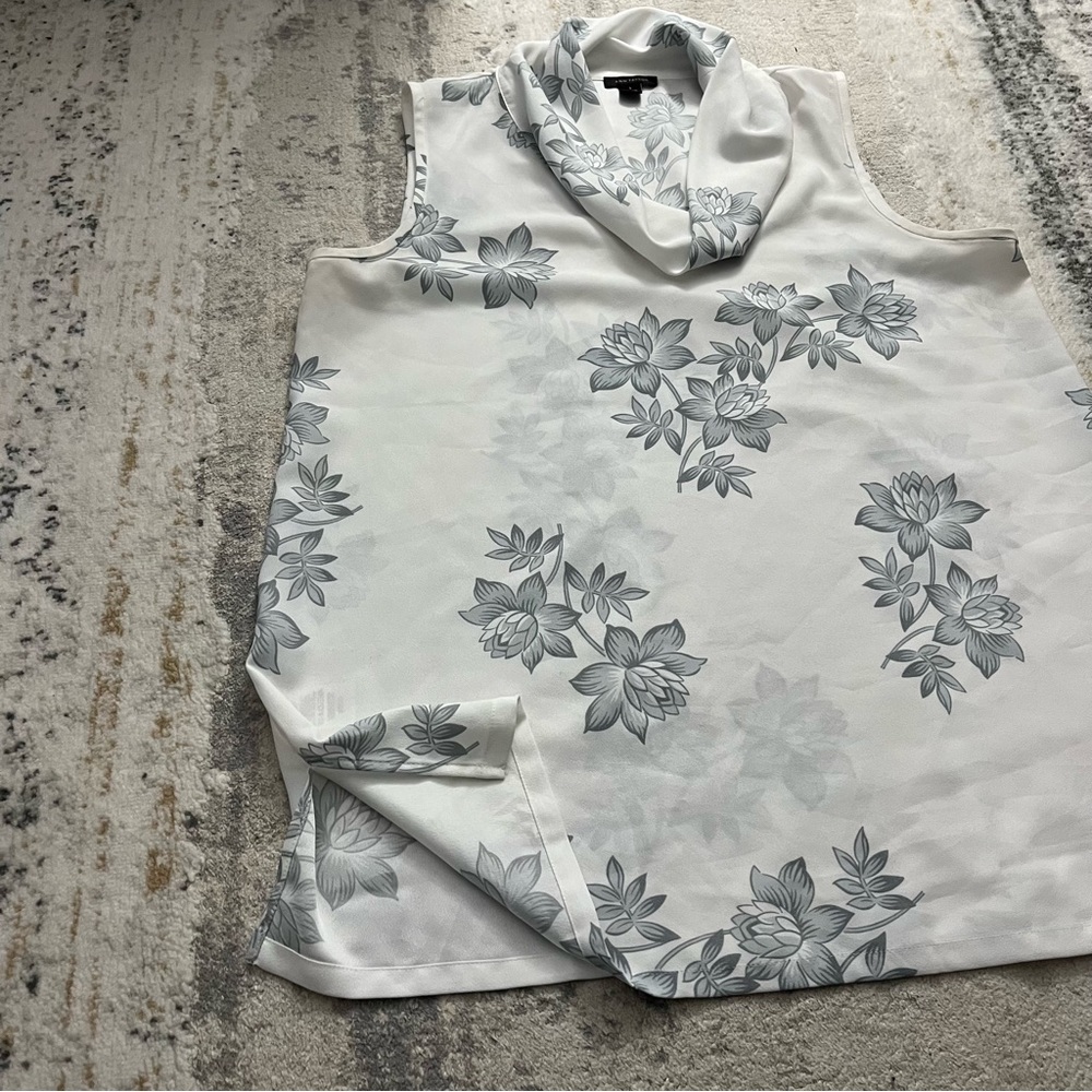 Like 🆕 Ann Taylor cowl neck elegant floral print blouse - Picture 5 of 10